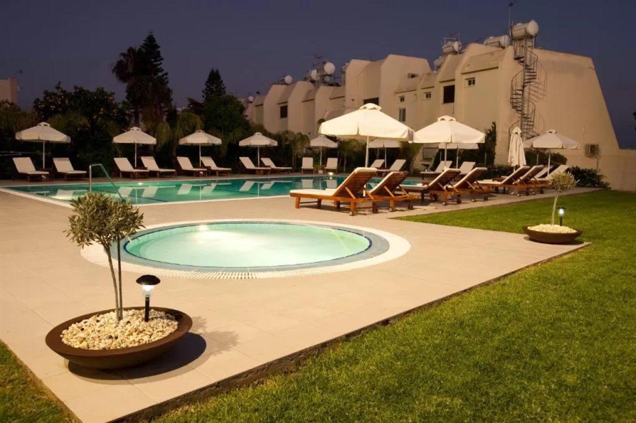 Frixos Suites Hotel Apts Oroklini Exterior photo